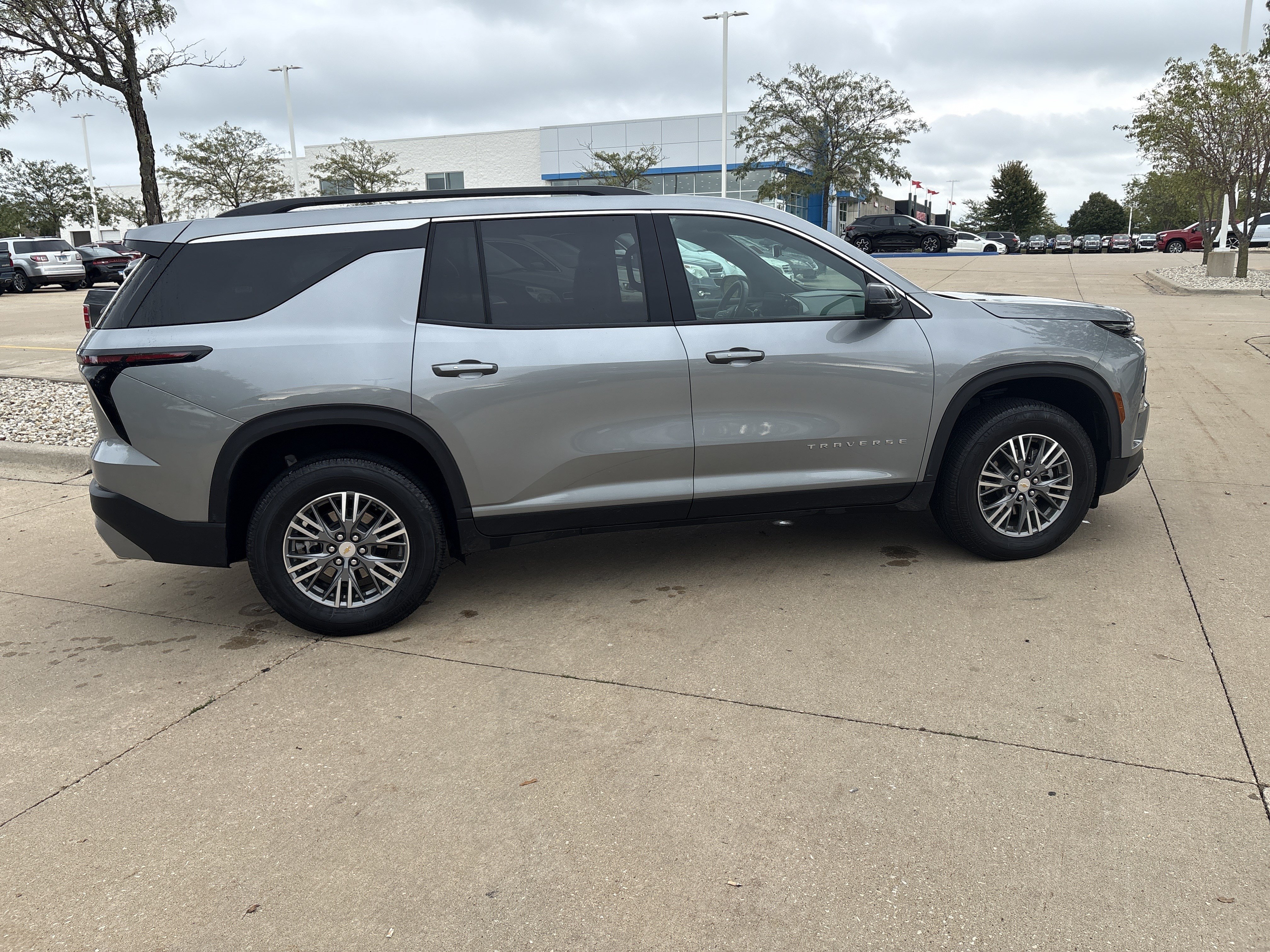 Used 2026 Chevrolet Traverse LT w/ Driver Confidence Package FWD image 9