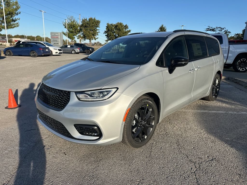 New 2026 Chrysler Pacifica Select FWD image 13