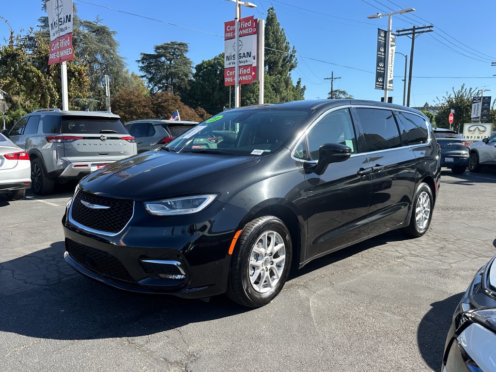 Used 2023 Chrysler Pacifica Touring-L FWD image 2