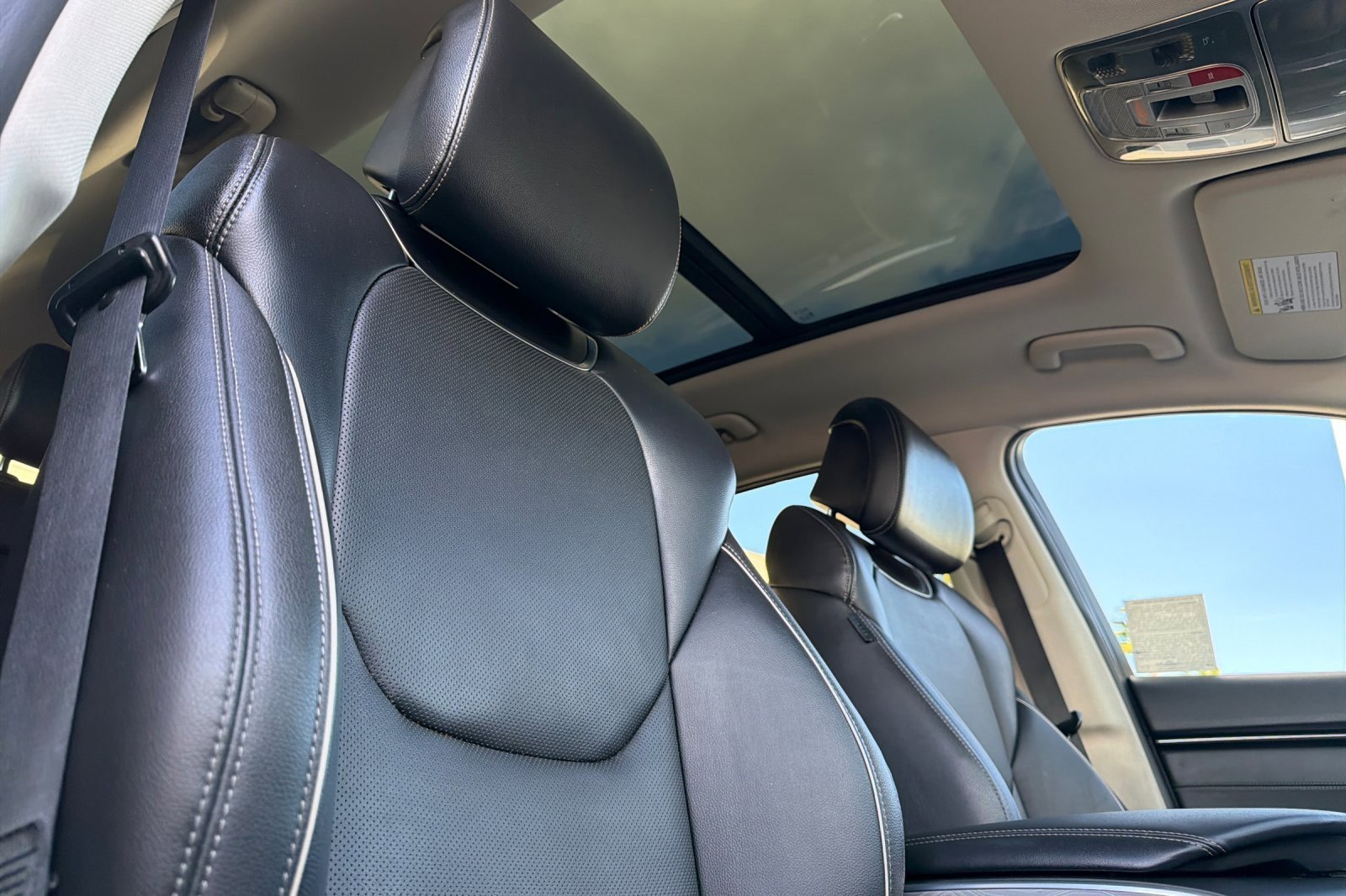 Used 2023 Genesis GV70 2.5T w/ Advanced Package image 16