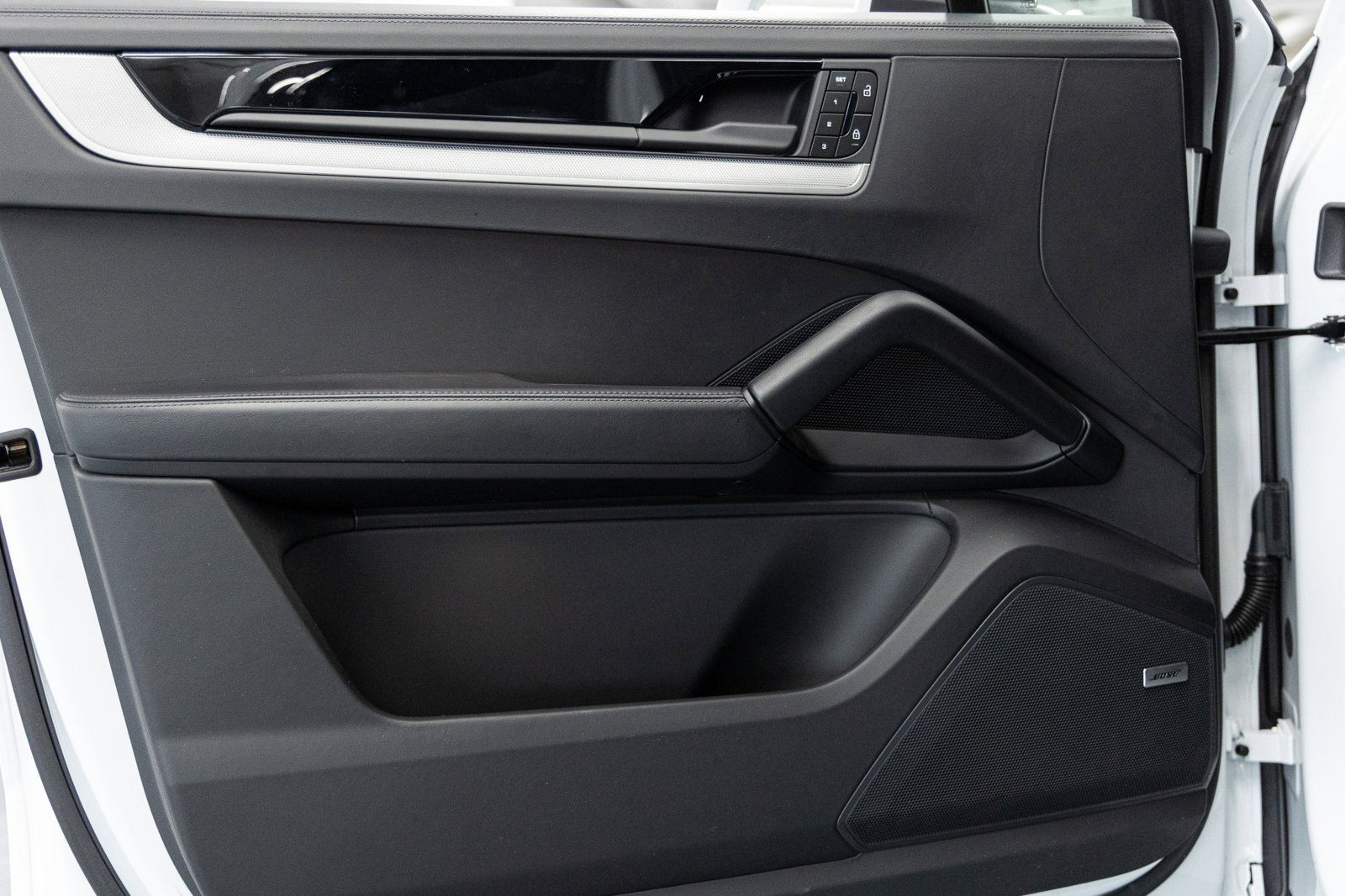 Used 2025 Porsche Cayenne S image 21