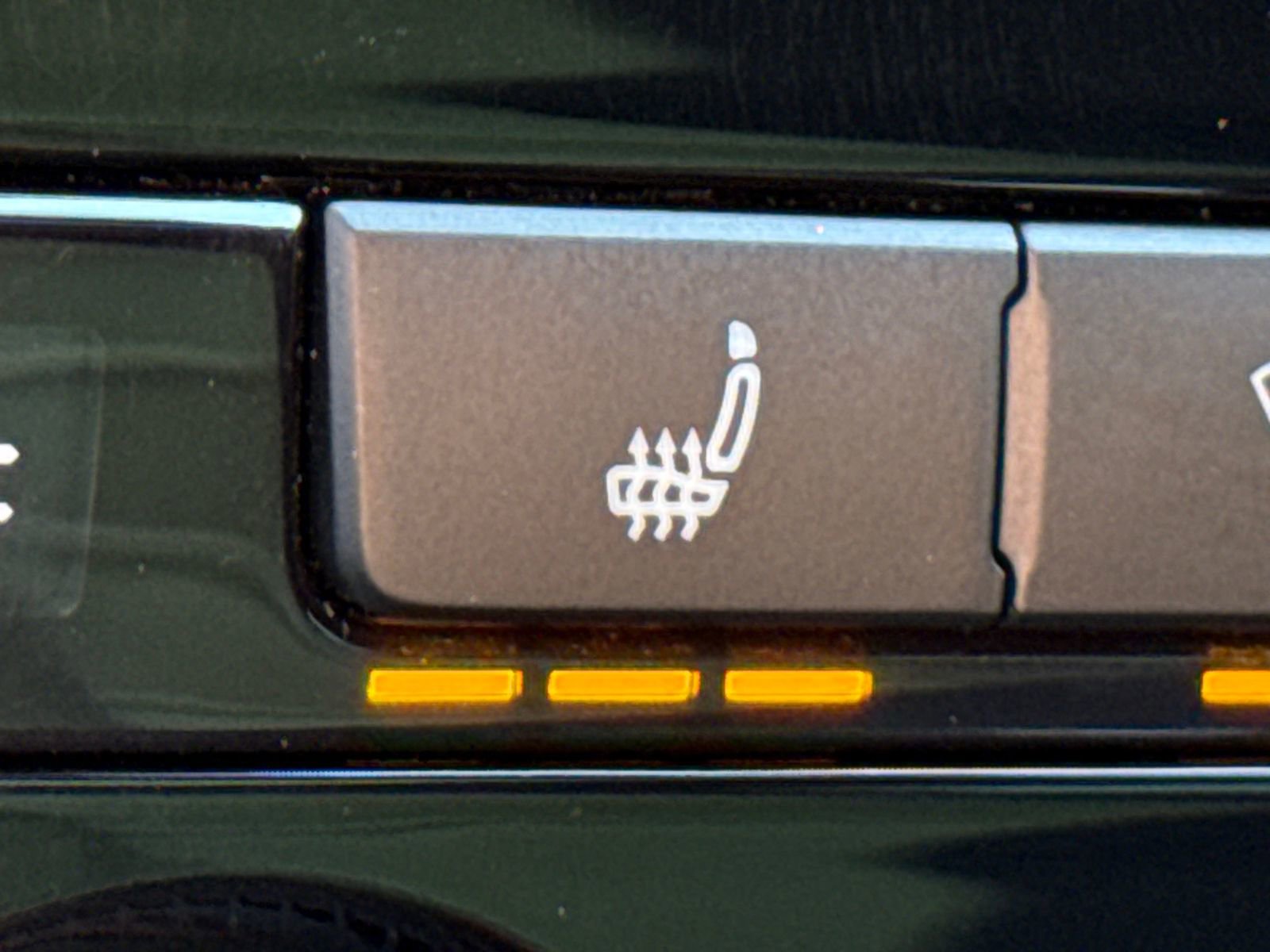 Certified 2022 Volkswagen Passat 2.0T R-Line image 31