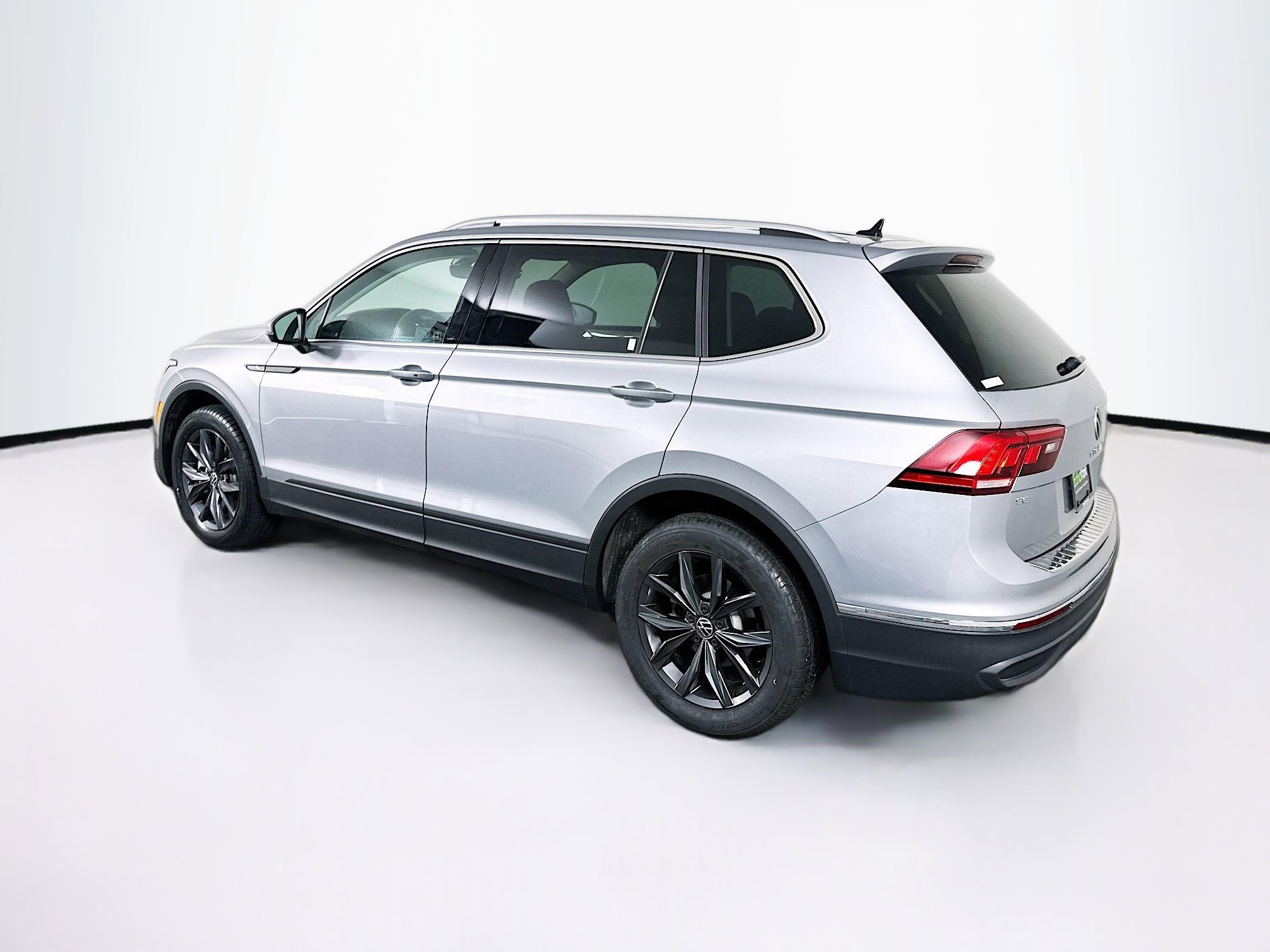 Used 2022 Volkswagen Tiguan SE w/ Panoramic Sunroof Package image 5