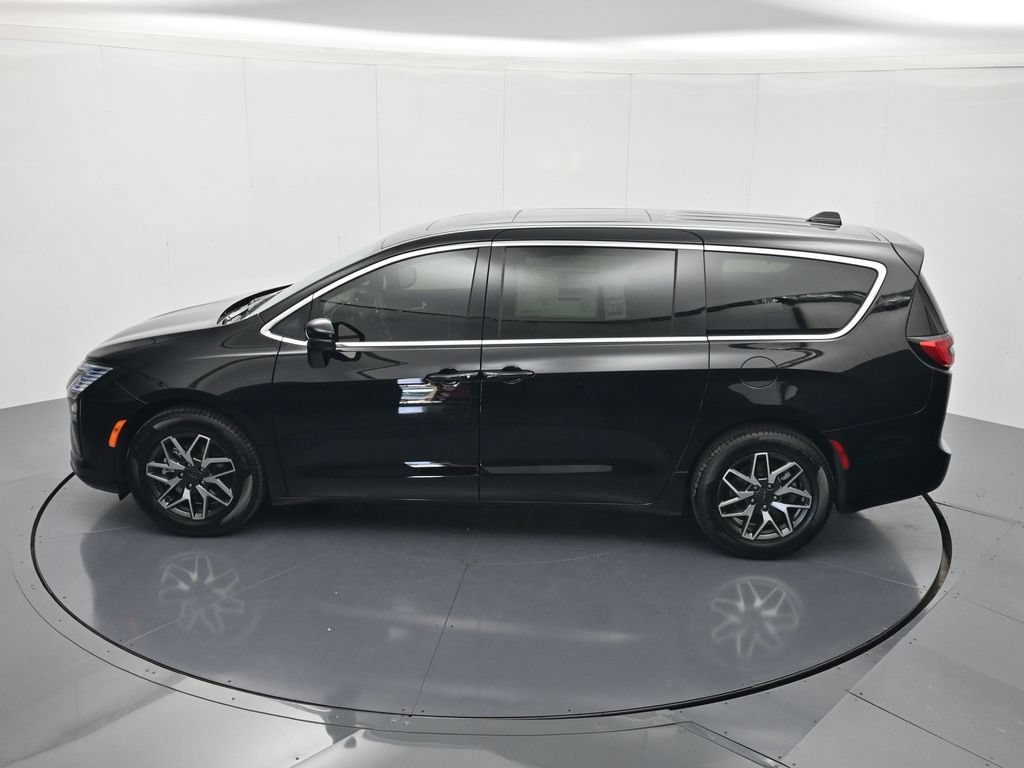 New 2027 Chrysler Pacifica Limited w/ Family Tech Group FWD image 38