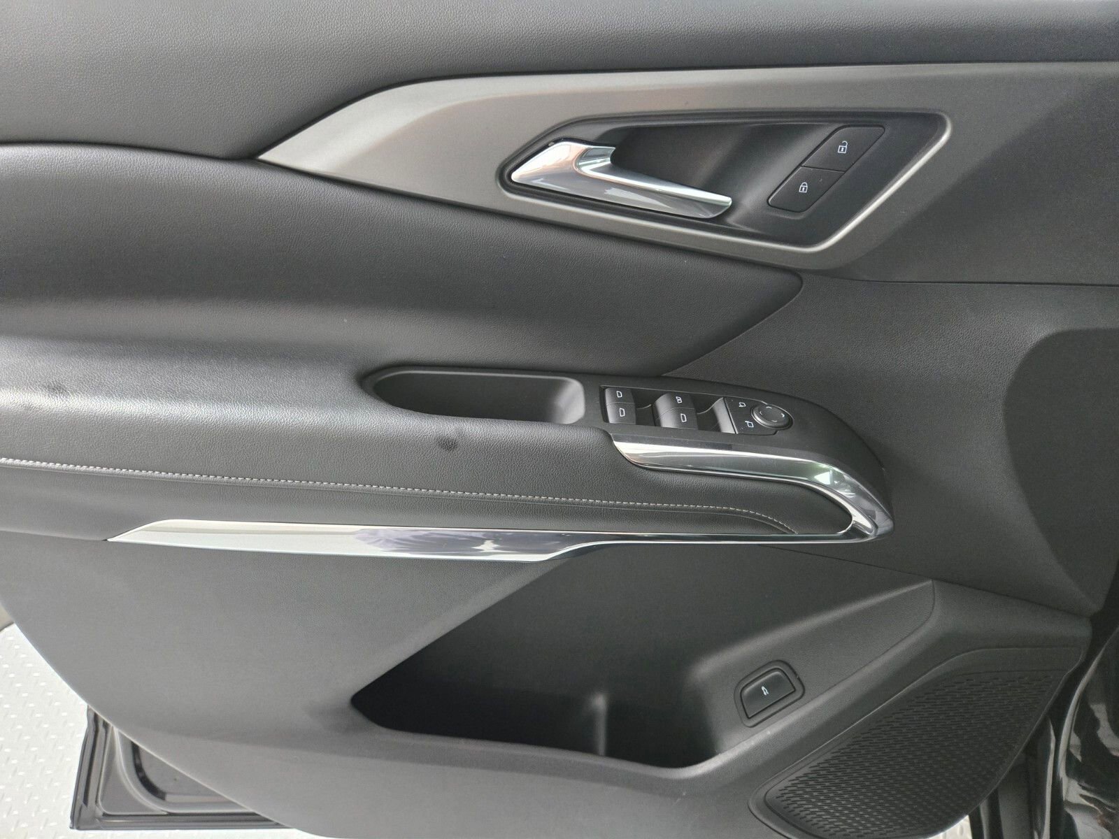 Used 2025 Chevrolet Traverse LT FWD image 21