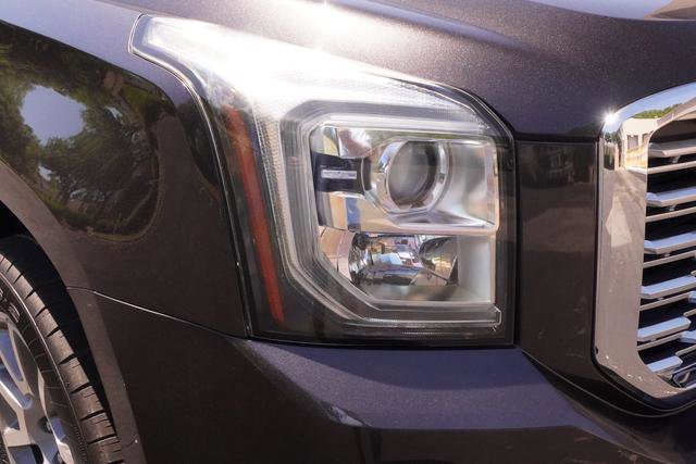 Used 2018 GMC Yukon Denali RWD image 2