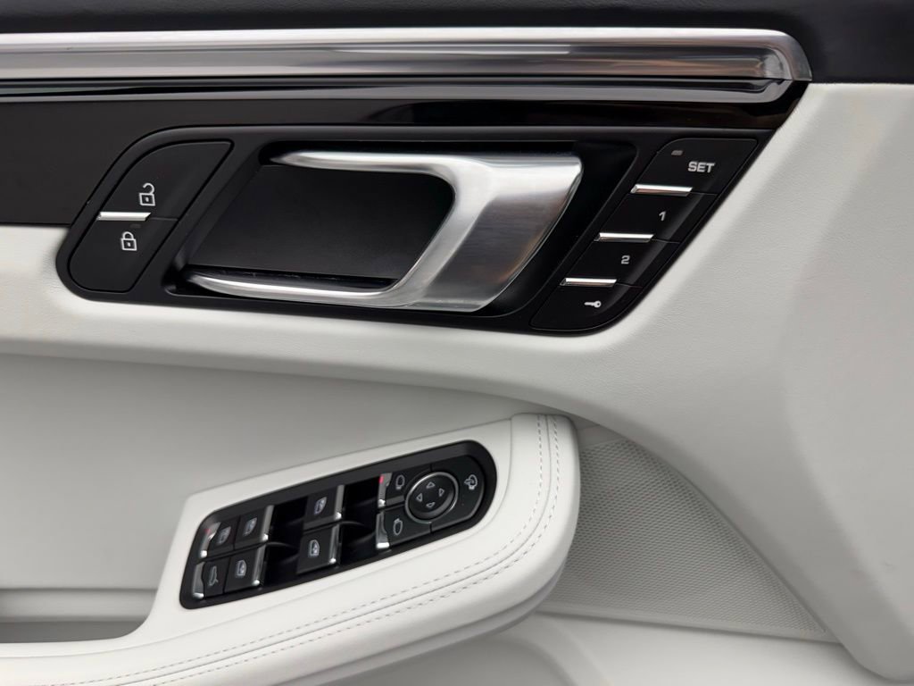 Certified 2025 Porsche Macan image 20