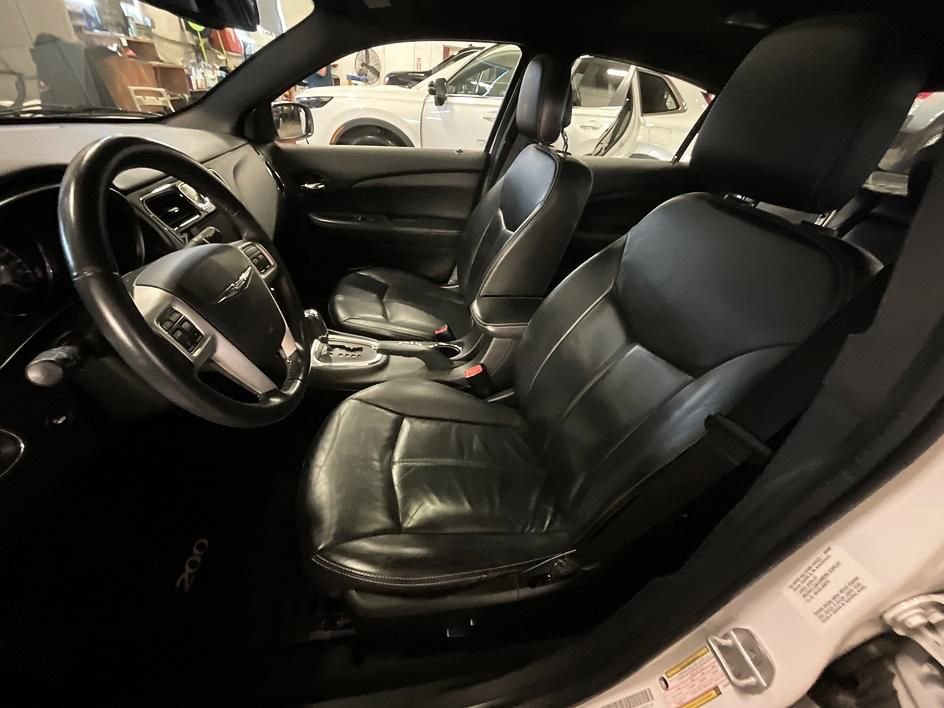 Used 2011 Chrysler 200 Limited FWD image 4
