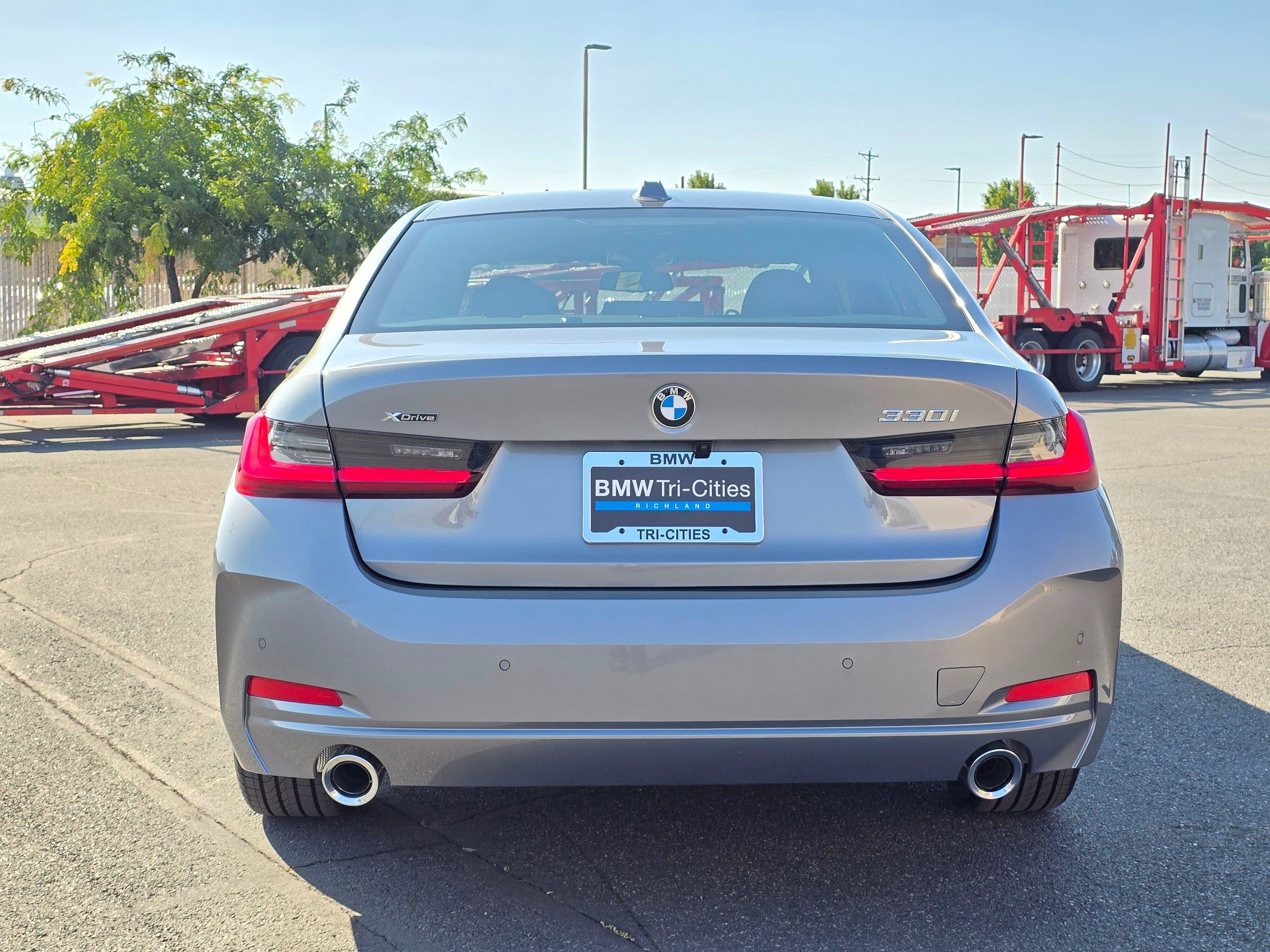 New 2026 BMW 330i xDrive Sedan w/ Convenience Package AWD/4WD image 5