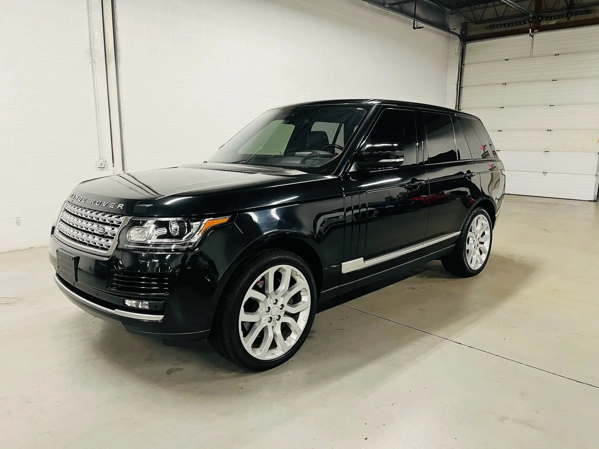 Used 2016 Land Rover Range Rover Supercharged AWD/4WD image 2