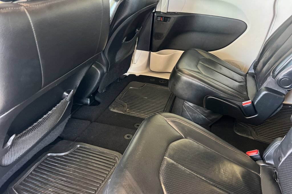 Used 2020 Chrysler Pacifica Touring-L FWD image 14