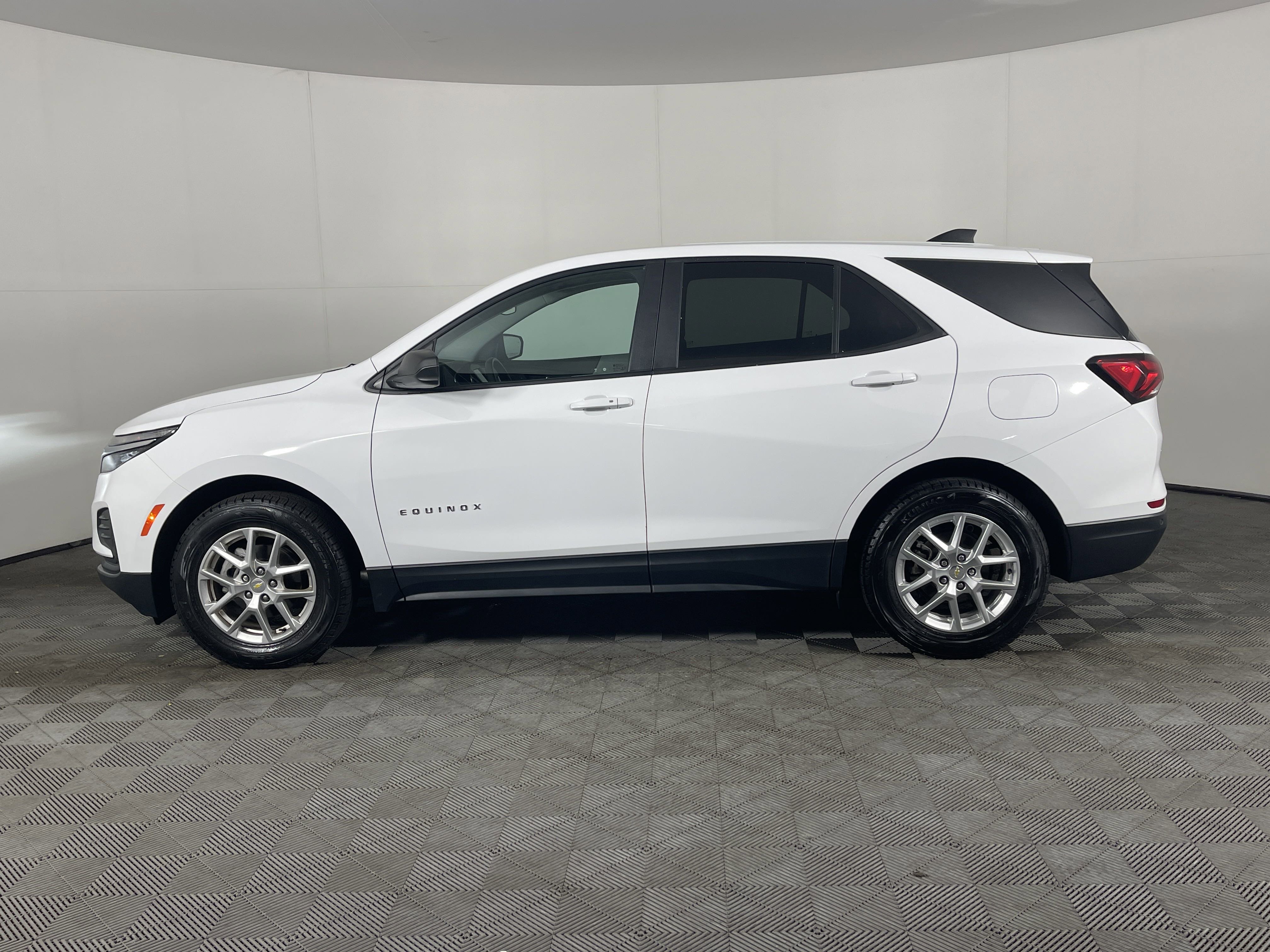 Used 2022 Chevrolet Equinox LS image 3
