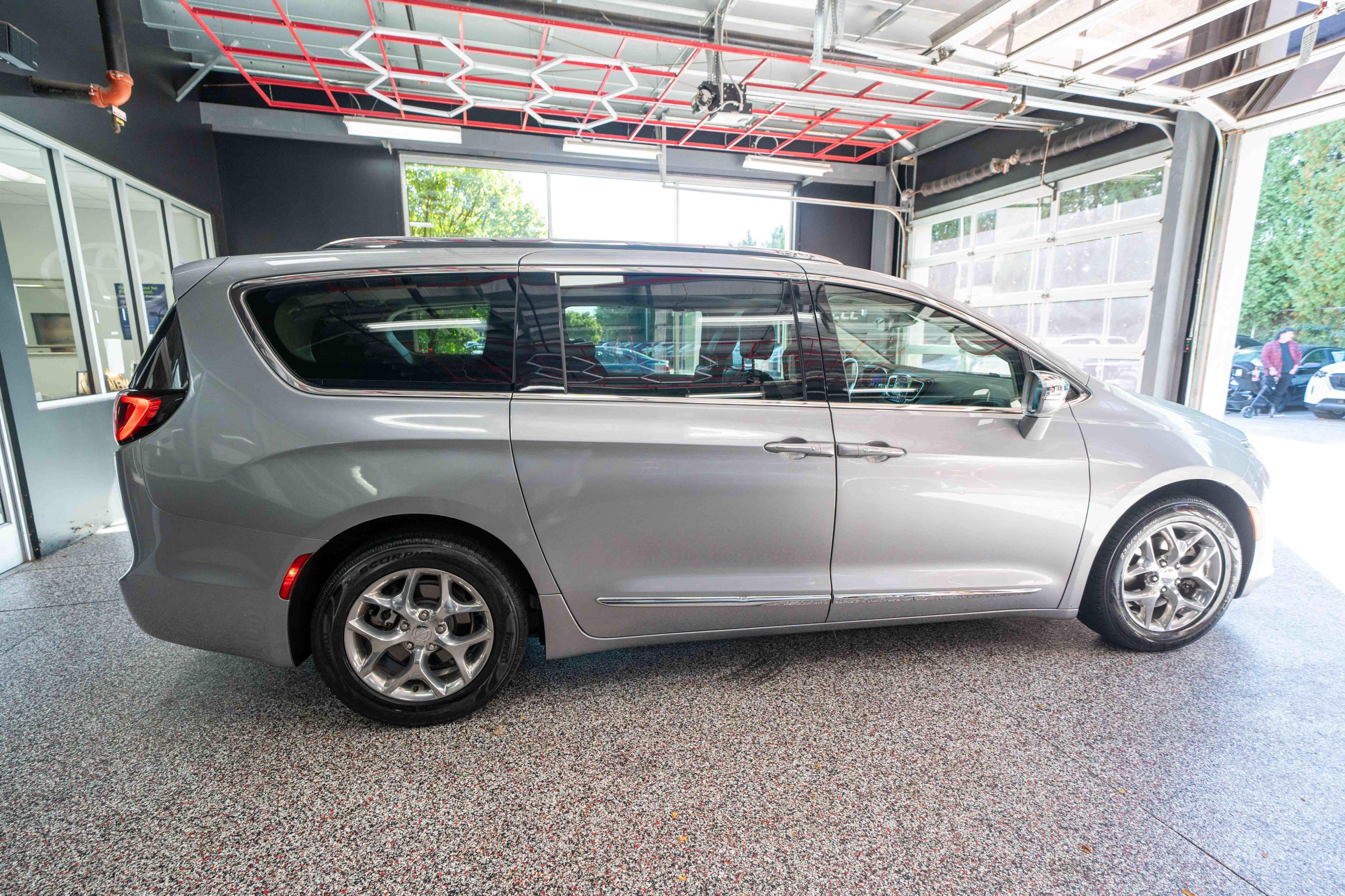 Used 2018 Chrysler Pacifica Limited FWD image 4