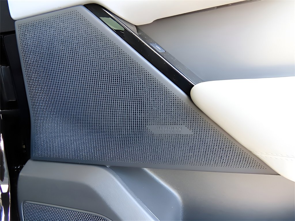 Used 2025 Land Rover Range Rover Velar Dynamic SE image 15