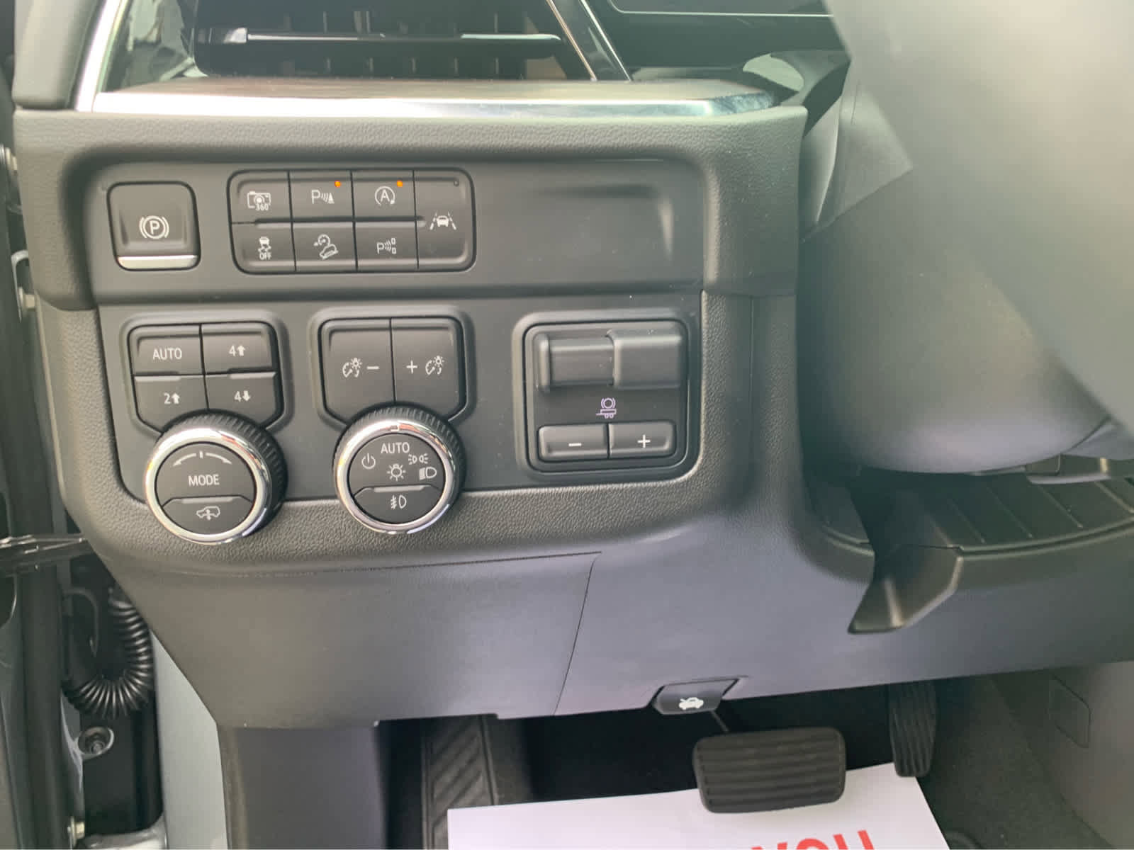 Used 2025 Chevrolet Suburban Z71 image 15