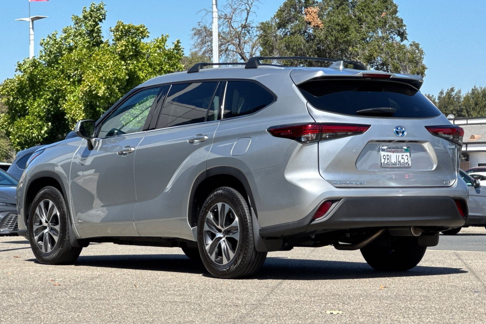 Used 2022 Toyota Highlander XLE AWD/4WD image 3