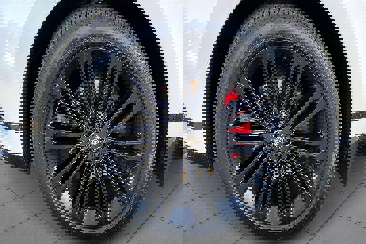 Used 2025 Land Rover Range Rover Velar Dynamic SE image 8