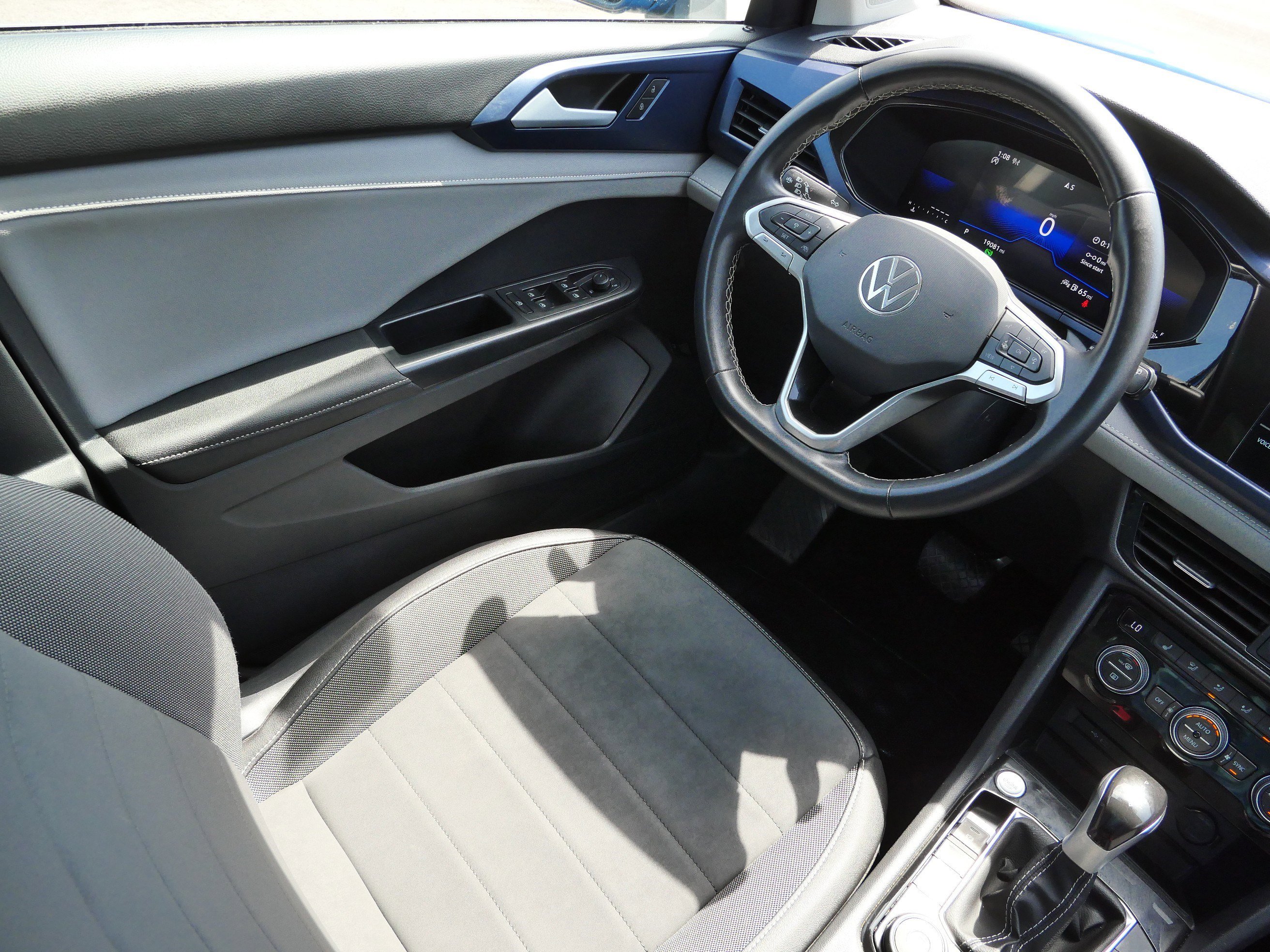 Certified 2024 Volkswagen Taos SE w/ Panoramic Sunroof Package AWD/4WD image 9