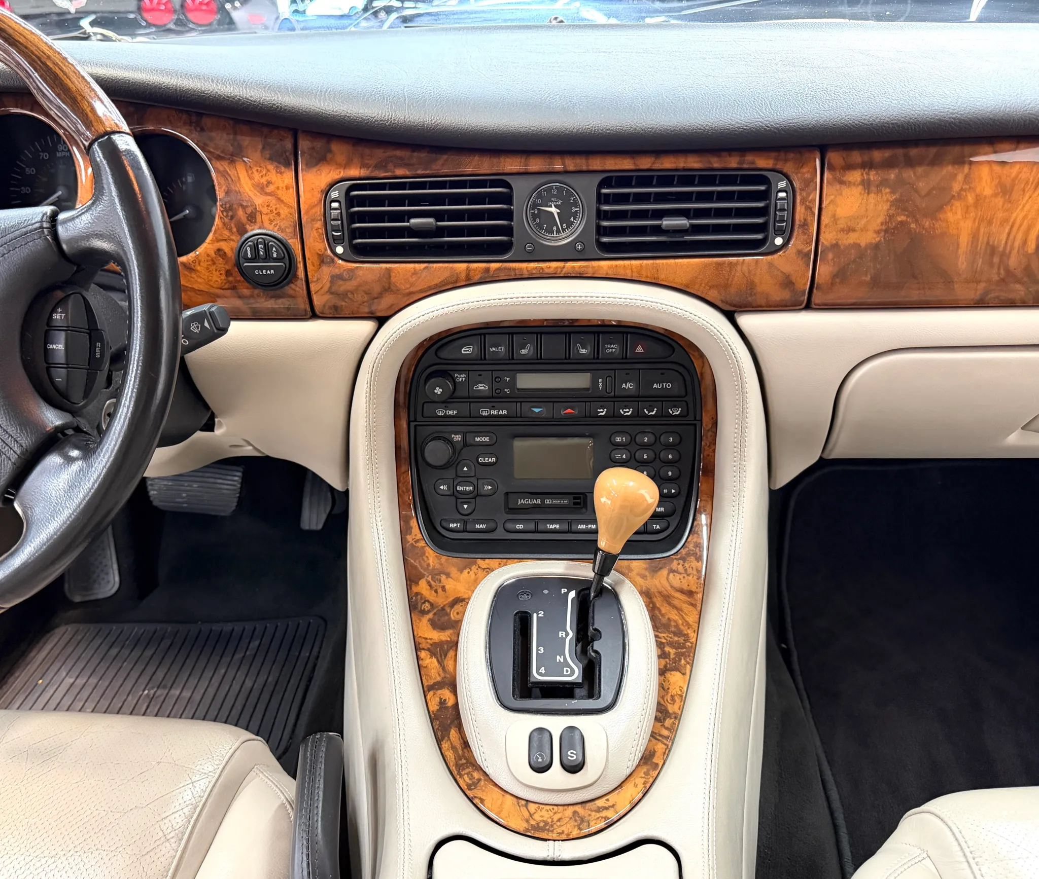 Used 2000 Jaguar XJ8 RWD image 29