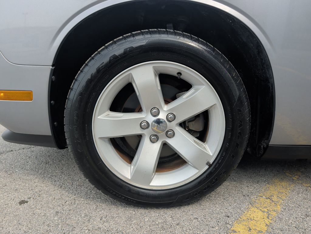 Used 2014 Dodge Challenger SXT image 4