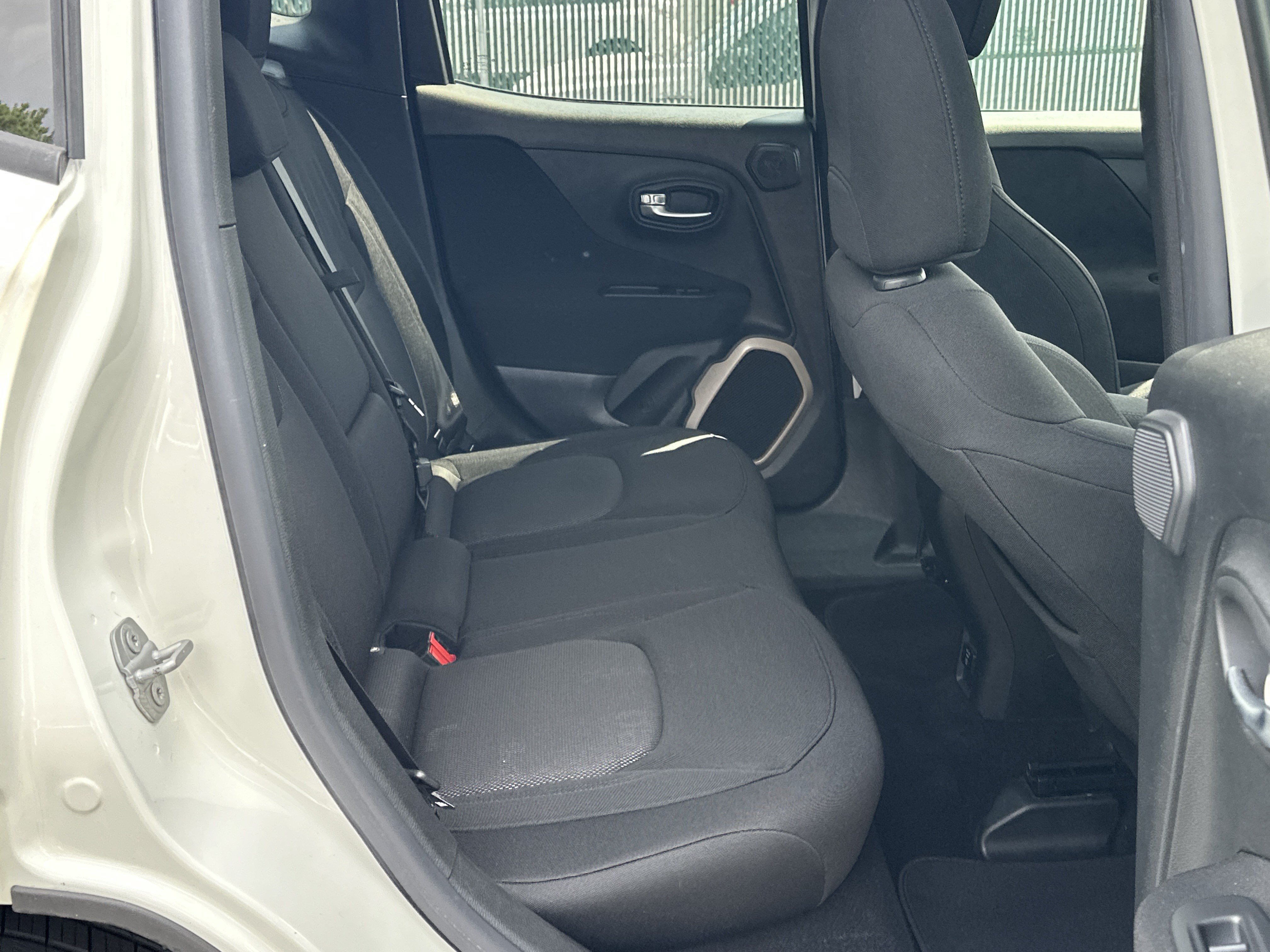 Used 2015 Jeep Renegade Latitude w/ Popular Equipment Group FWD image 13
