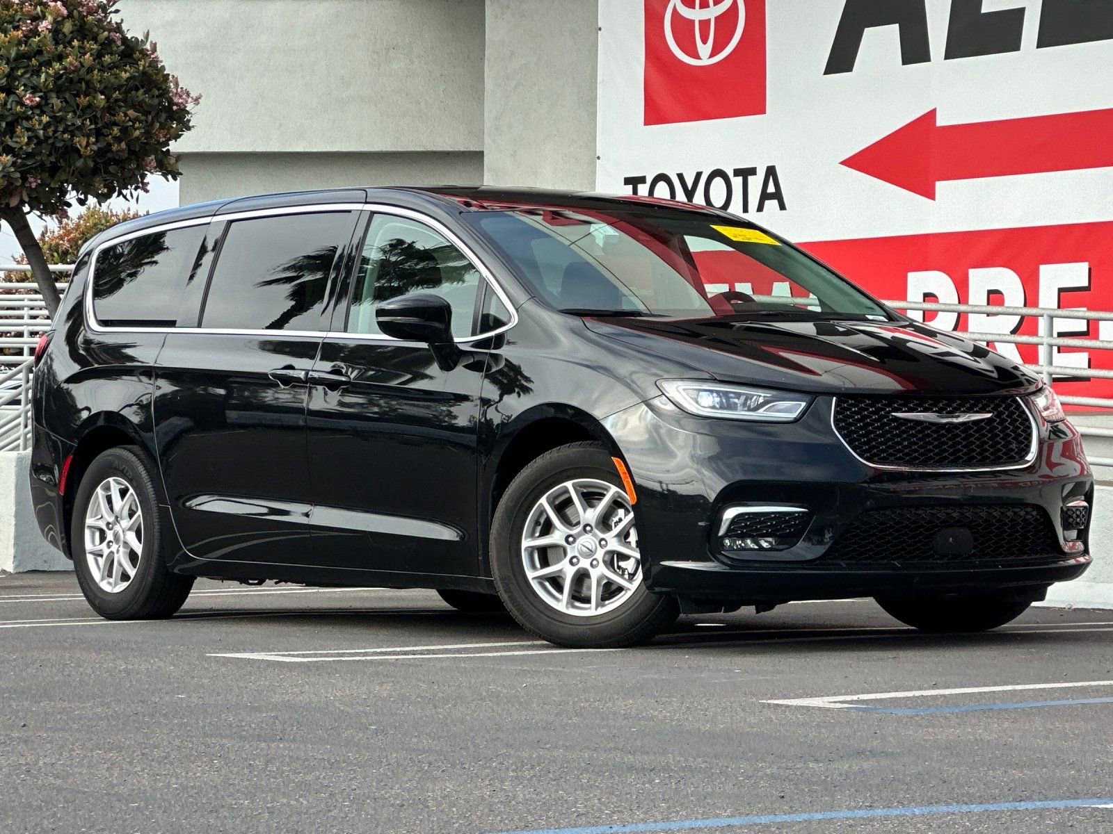 Used 2024 Chrysler Pacifica Touring-L image 8
