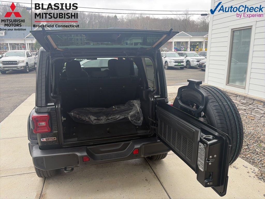 Used 2025 Jeep Wrangler Unlimited Sahara w/ Safety Group AWD/4WD image 14