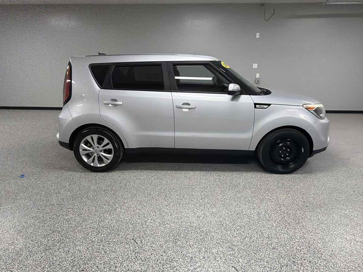 Used 2016 Kia Soul ! FWD image 2
