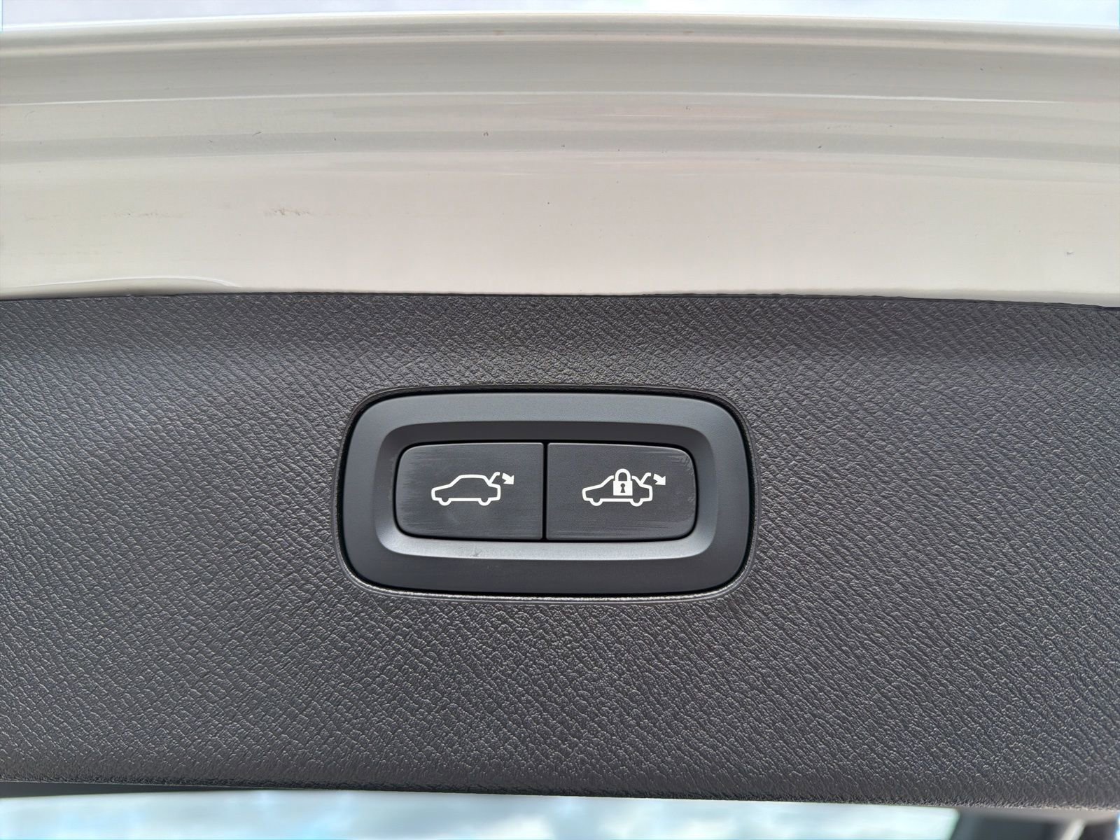 Used 2025 Volvo XC90 T8 Ultra w/ Protection Package Premier image 18