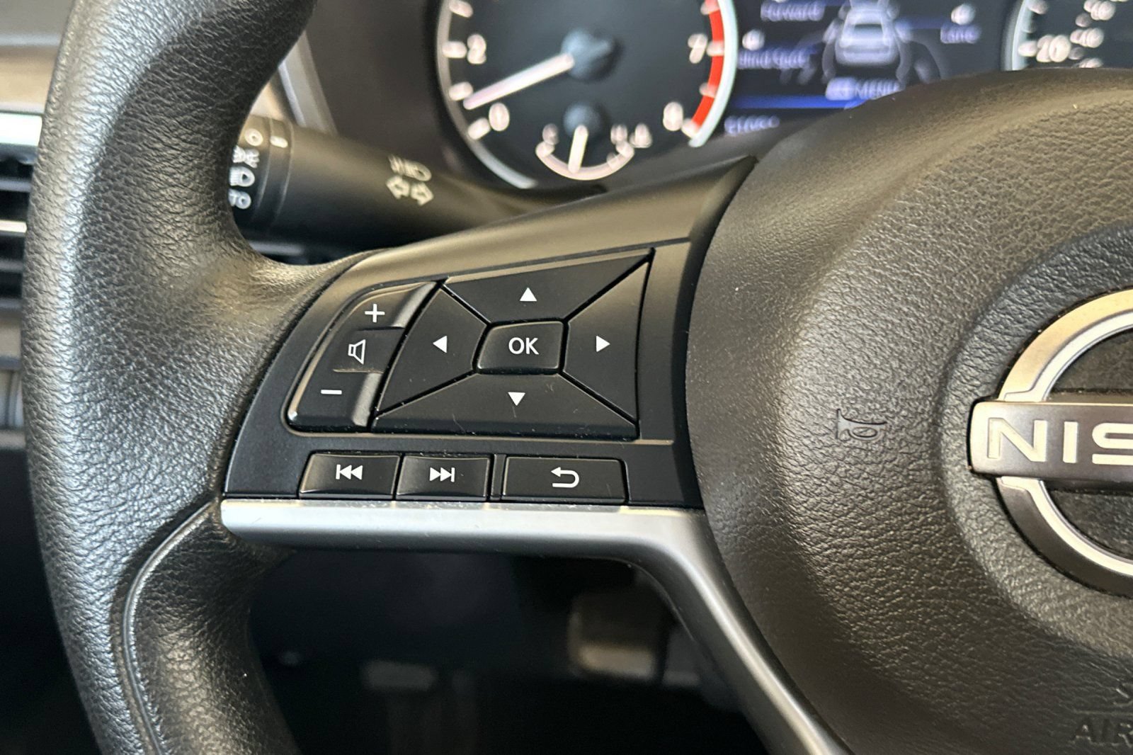 Used 2025 Nissan Altima 2.5 SV FWD image 25
