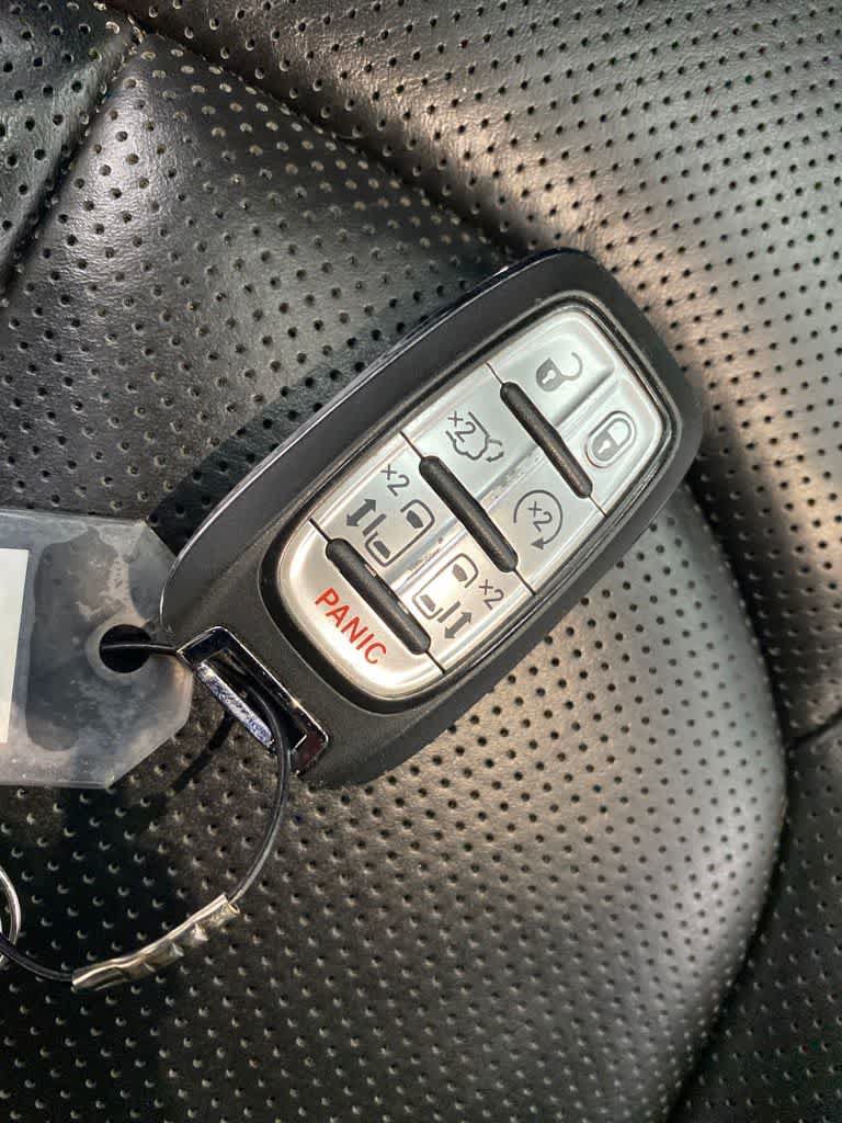 Used 2025 Chrysler Pacifica Limited FWD image 29