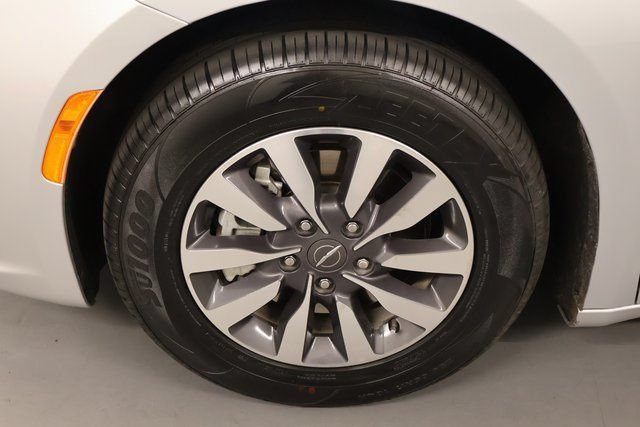 Used 2023 Chrysler Pacifica Touring-L FWD image 8