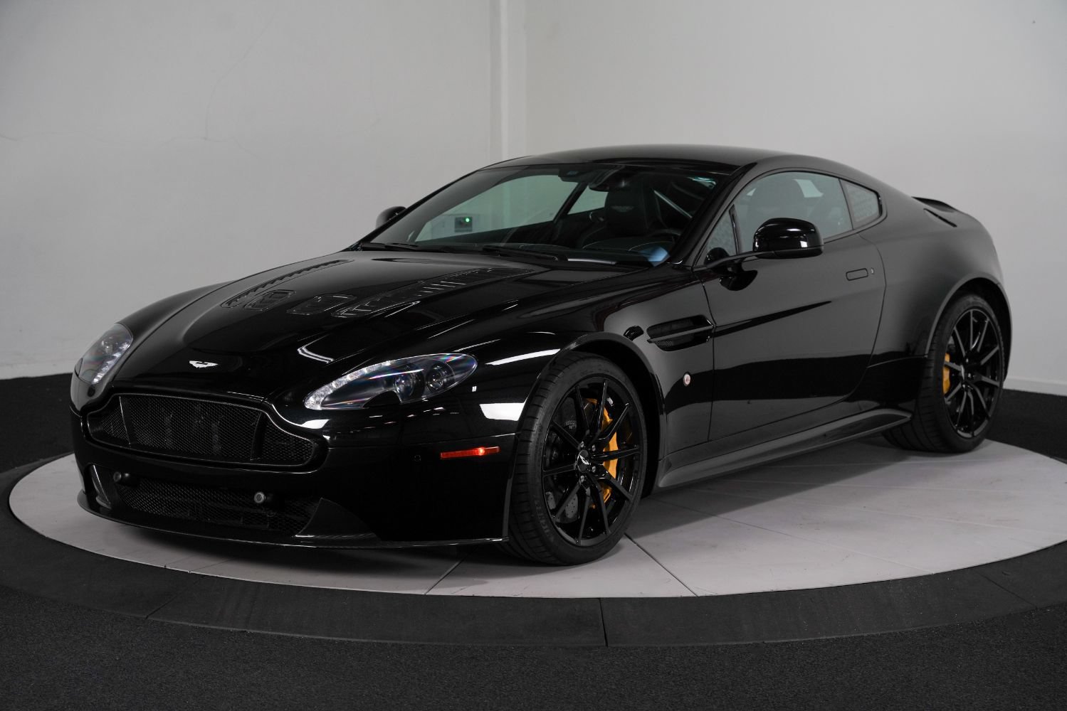 Used 2017 Aston Martin V12 Vantage S RWD image 5