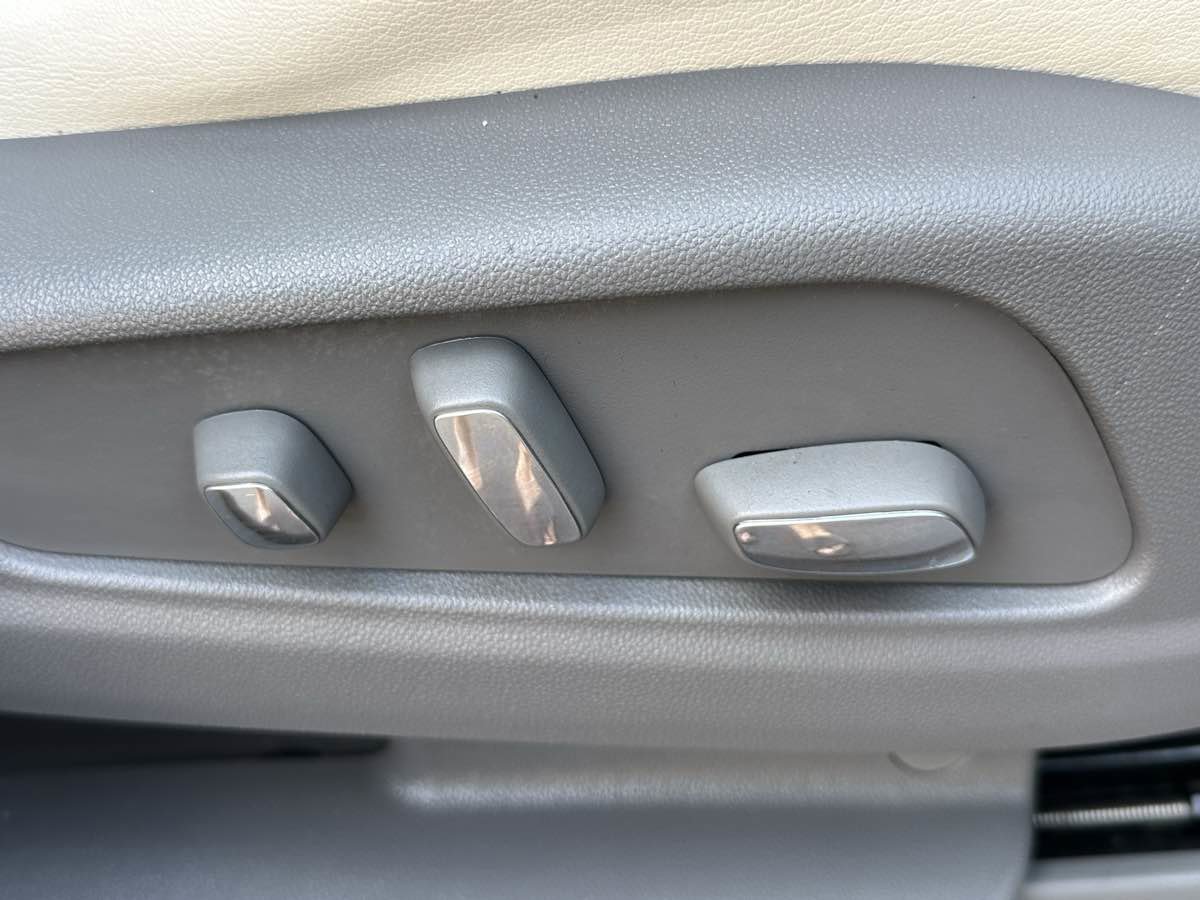 Used 2017 Cadillac XT5 Luxury w/ Driver Awareness Package image 25