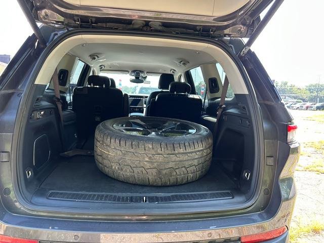 Used 2023 Jeep Grand Cherokee L Limited w/ Black Appearance Package image 26