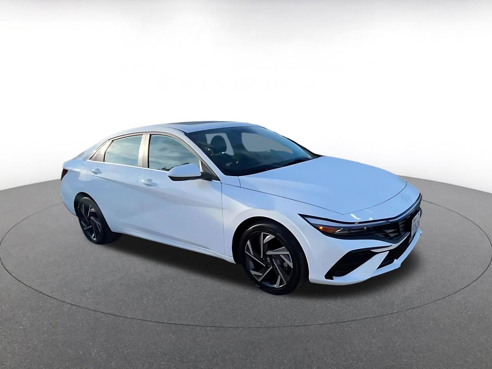Used 2025 Hyundai Elantra SEL FWD image 2