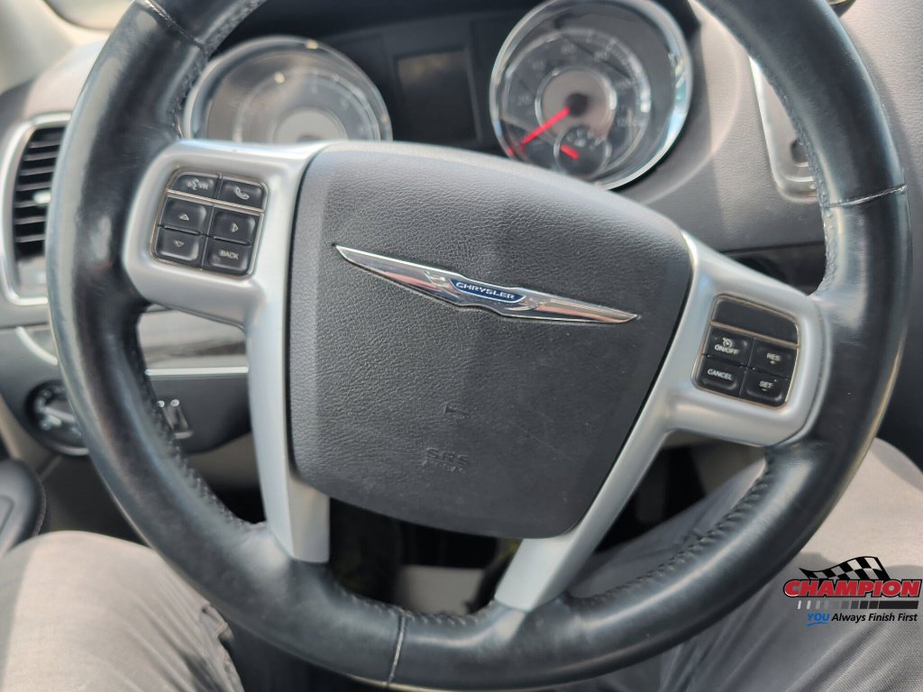 Used 2014 Chrysler Town & Country Touring-L w/ Driver Convenience Group FWD image 13