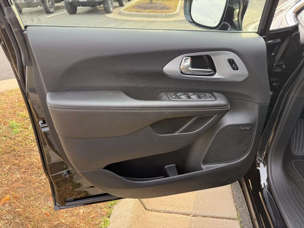 New 2026 Chrysler Pacifica Limited w/ Uconnect Theater Family Group AWD/4WD image 29