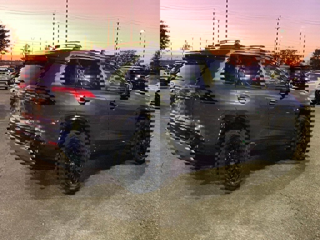 Used 2022 Toyota RAV4 SE image 5