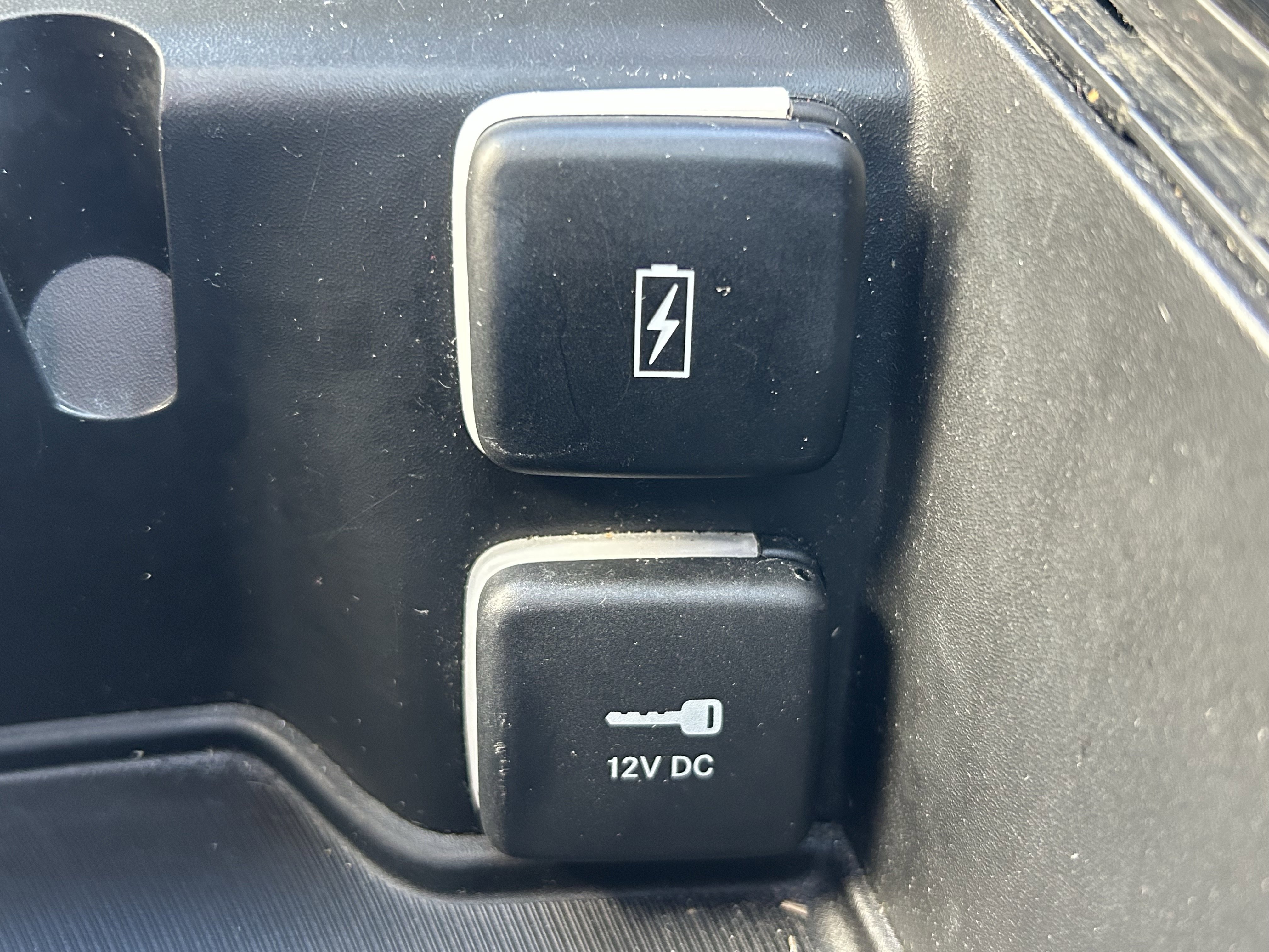 Used 2025 Chrysler Pacifica Limited image 35