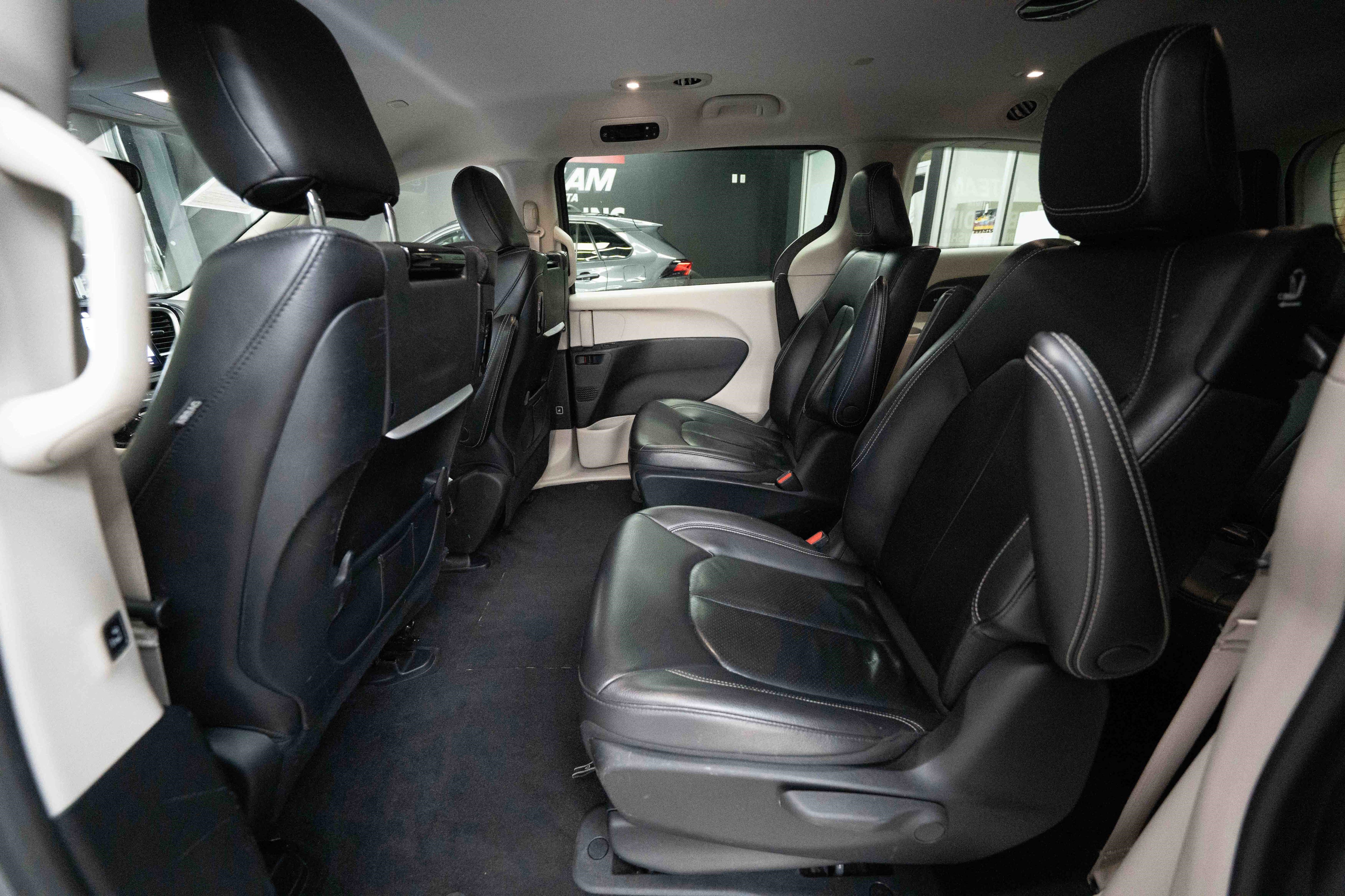 Used 2022 Chrysler Pacifica Touring-L w/ Uconnect Theater Family Group image 23