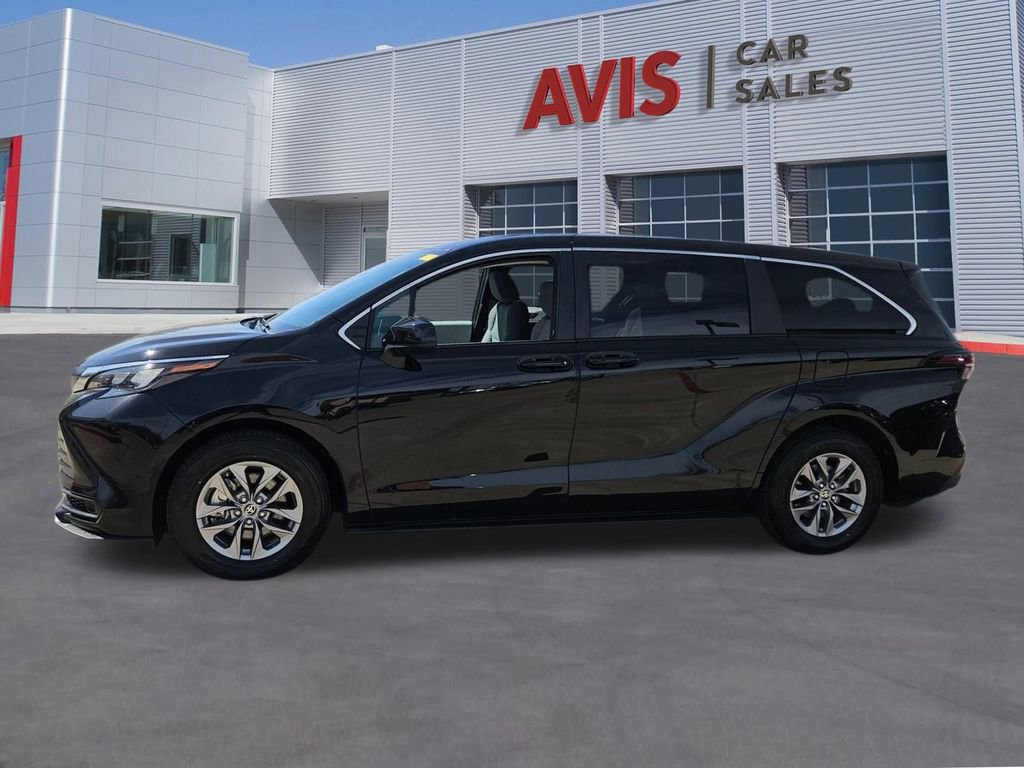 Used 2025 Toyota Sienna LE image 2