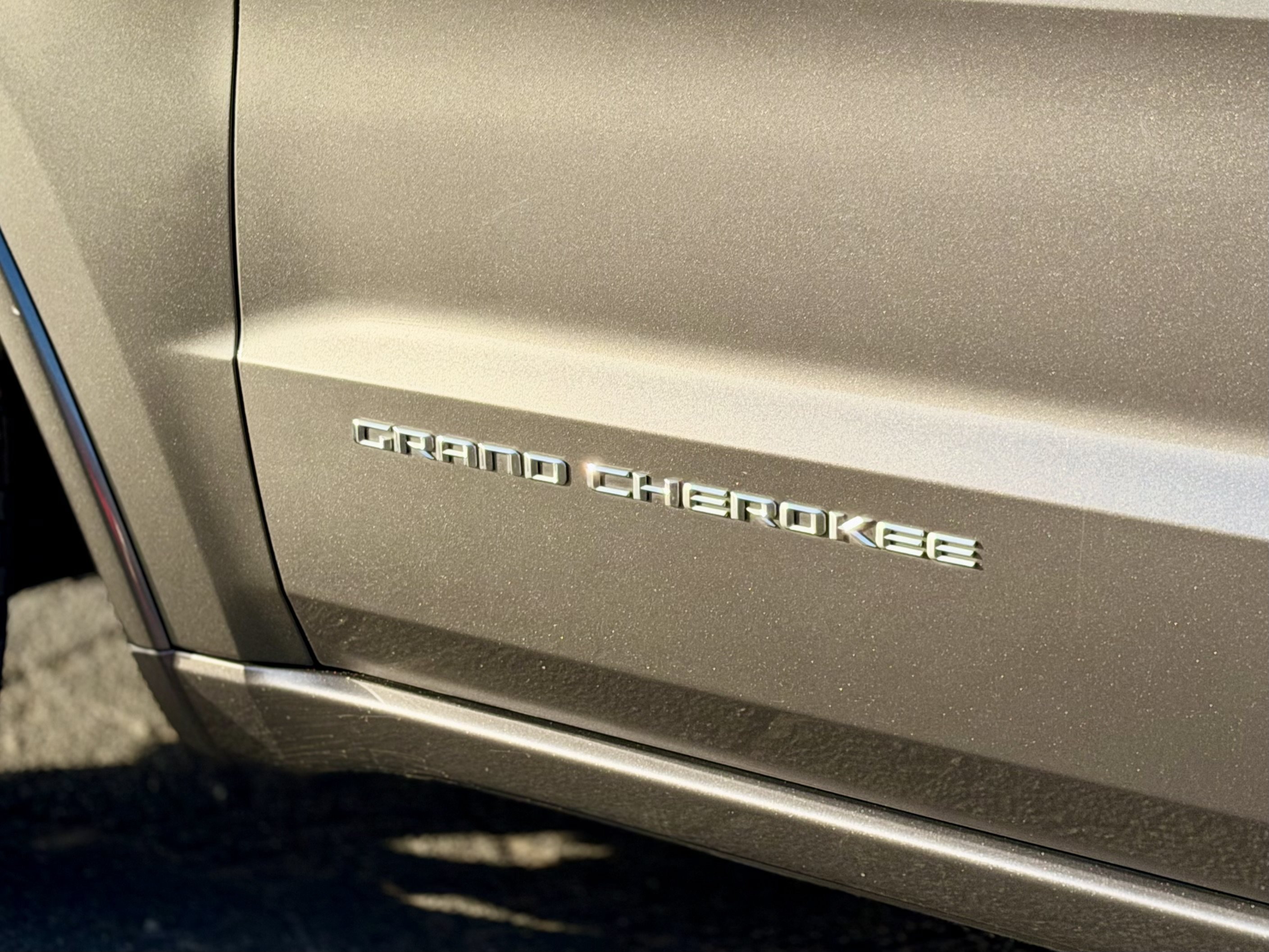 Used 2015 Jeep Grand Cherokee Overland w/ Advanced Technology Group AWD/4WD image 23