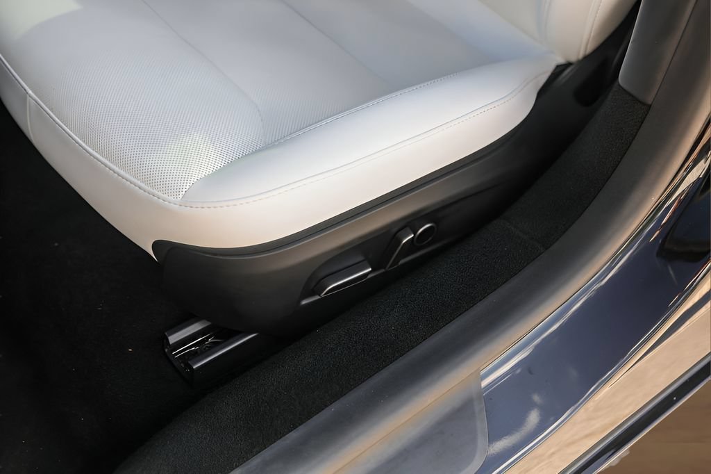 Used 2025 Tesla Model 3 RWD image 8