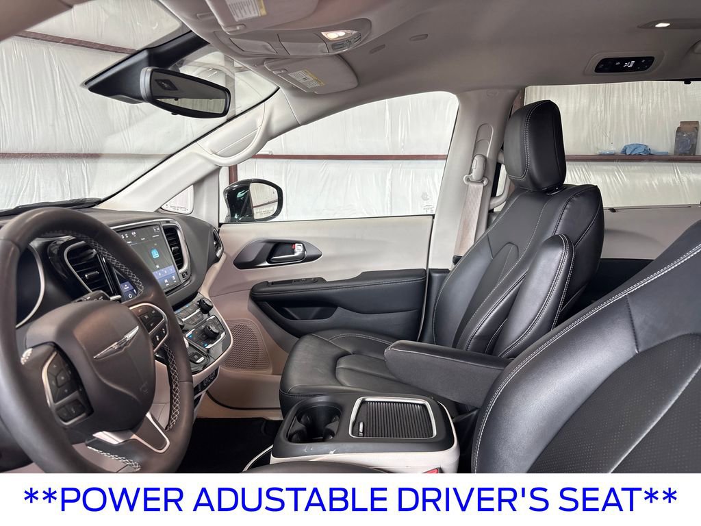 Used 2024 Chrysler Pacifica Touring-L image 16