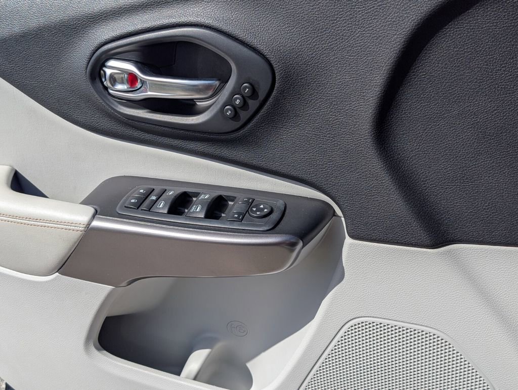 Used 2019 Jeep Cherokee Limited image 28