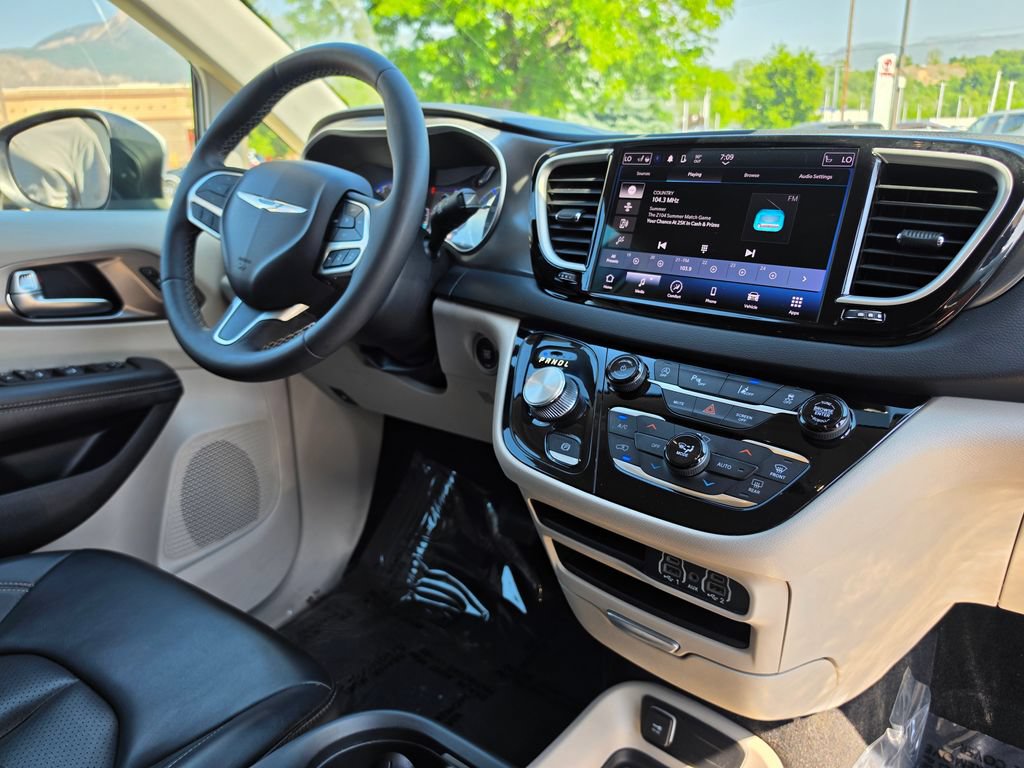 Used 2023 Chrysler Pacifica Touring-L FWD image 20