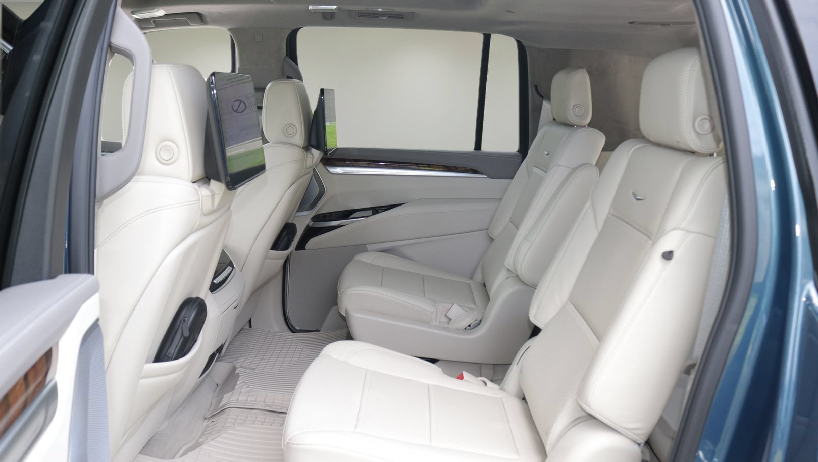 New 2026 Cadillac Escalade ESV Platinum Sport w/ LPO, ONYX Package AWD/4WD image 12