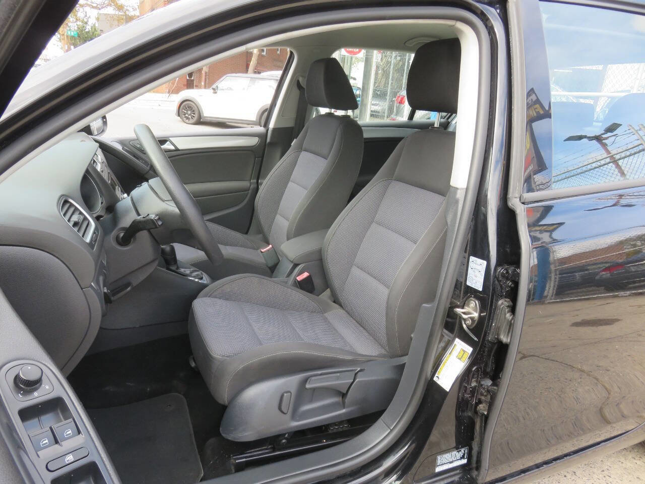 Used 2014 Volkswagen Golf 4-Door image 9