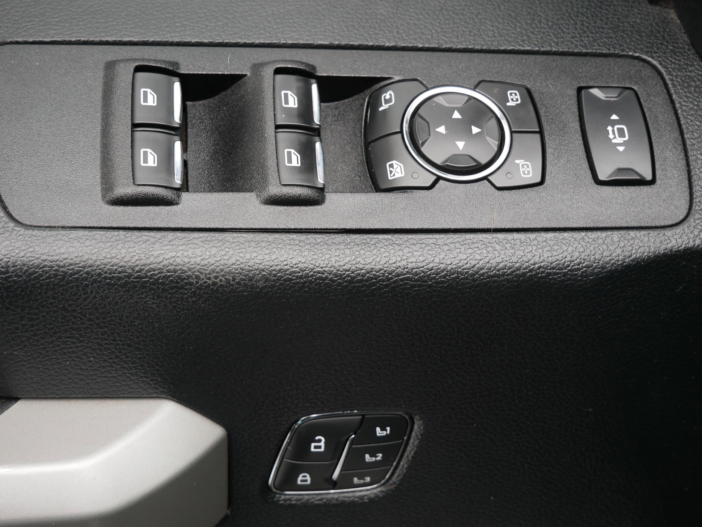 Used 2020 Ford F350 Lariat image 10